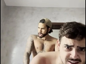 小鲜肉给兄弟爽了一把 yearn hair asian gay porn