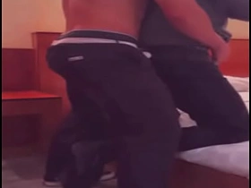 几杯酒下肚说服运动型直男尝鸡巴 chinese oldman gay porn
