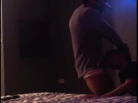 叫邻居来喝酒看网飞，结果被他无套狂操 japan sex gay porn