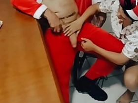 圣诞到了 圣诞老人带来了礼物 chinese gay threesome porn