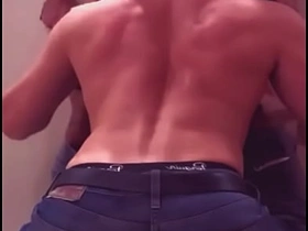 我在健身房厕所夺走了我健身兄弟的处男 gay japan porn jin