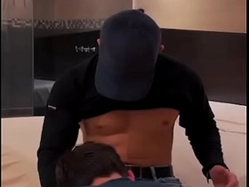 我给送气球的小哥额外小费，结果他把我操得爽翻天 chinese romantic gay porn