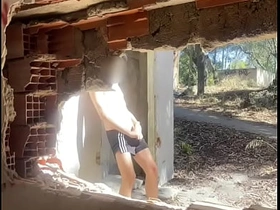 探索废弃建筑时两个业余小伙脱光衣服，其中一个开始打飞机 asian gay sex videos 2022