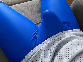一感觉到紧身裤里的勃起我就射了 muscled japanese gay porn