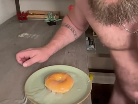 巨屌健身猛男连续射精浇灌甜甜圈 gay porn hot japan