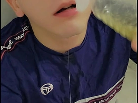 18岁男孩玩自己的鸡巴 korean glasses gay porn