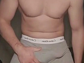 灰色Calvin Klein内裤猛男自慰！揉搓鼓包 掏出大屌 撸到最后一秒 chinese bottom namby-pamby top porn gay
