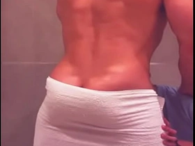 看到哥们从酒吧回来洗澡 忍不住冲进淋浴间跟他搞 hot indian boy gay porn