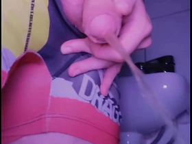 小白脸在厕所撒尿后舔自己的尿 secret chinese gay porn
