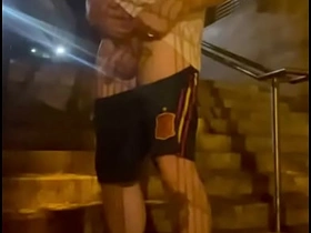 素人男孩当街小便被拍 gay porn japan open-air