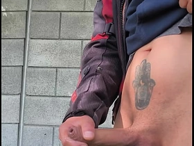 知道远处有人看我自慰，我鸡巴硬得不行 hot gay porn hunks