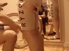 受伤自行车手继父与饥渴关怀儿子 - 第一部 免费 gay japan porn hd