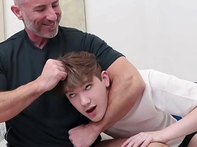 打游戏时继父发现我勃起，给我看真男人的大屌 chinese young boy gay porn