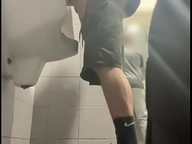 两个穿运动鞋的男孩在公厕小便池玩嗨了 gay japanese straight porn