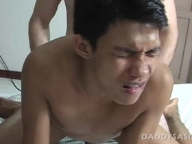 老爹猛操亚裔嫩屌本杰 pretty cheerful porn asian