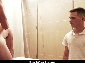 那男人毫不掩饰他青筋暴起的勃起鸡巴 - 乱伦性交 porn vietnam gay