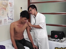 瘦亚洲仔被眼镜医生玩肛爽歪歪 asian gay blowjob porn