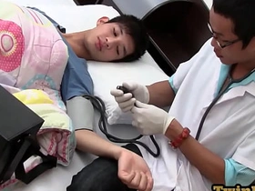 受检亚裔嫩鸡被医生无套内射时喷精 asian gay facial porn