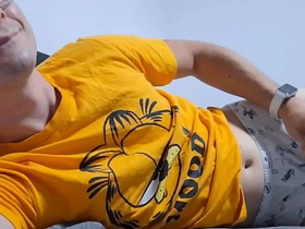 饥渴大学生在床上撸管等继父 dayday chinese gay porn