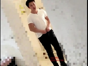亚洲男孩厕所射精 gay porn hot asian