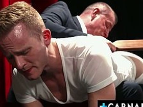 学徒迪伦·泰德斯和师父泰勒·圣恩在拍打迪伦屁股时勃起 gay porn chinese provide
