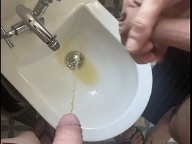 两个素人男室友 一个红发割过包皮穿内裤人字拖 一个全裸未割包皮 对着坐浴盆一起尿尿 hairy chinese porn gay