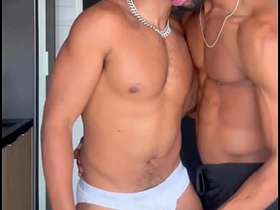 和兄弟的大屌搞基中 hot boys careless porn