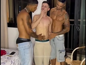 在阳台上操那个花花公子 asian gay porn pics
