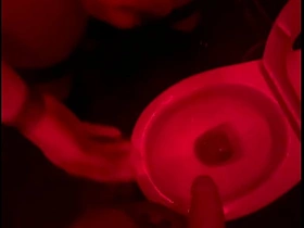 业余小帅哥在俱乐部厕所看朋友撒尿，伸手帮忙然后自己硬了... gay asian actors sex videos