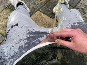 在后院给自己来一泡热乎乎的尿 gay porn asian twink