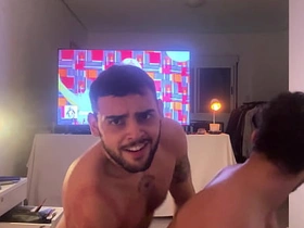 邻居看见我对着窗户打飞机就按门铃来口交 gay porn movie japan