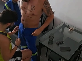 维修工来查网线却把鸡巴插进来 gay chinese fem young man porn