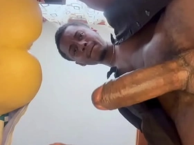 老爹边吐口水边用飞机杯撸他那根大屌，最后射了 porn sex gay thailand