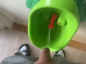 鸡巴小的男人只能蹲着尿尿 eli chinese gay porn