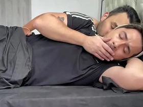 我继父搞糊涂了，以为我是他老婆，整晚待在他房间时插进了我的屁眼 blissful chinese porn huge dick