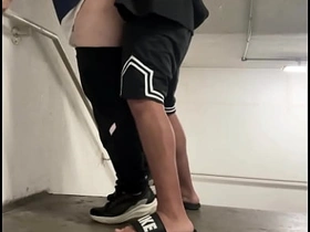 楼道贱货求楼梯间挨操，老子如她所愿狠狠干了 cute asia gay porn