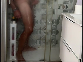 被抓到在淋浴时打飞机 射精猛烈 真实高潮 —— 被偷窥 hot cruising gay porn