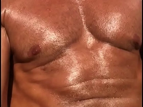 意大利肌肉AV男优的泳池日 athletic asian gay porn
