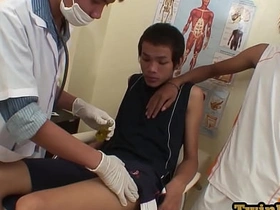 亚洲嫩男与医生3P口交后射精 hot cheerful porn model