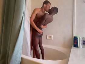 淋浴少年-两个黑人BBC小骚货洗鸳鸯浴 asian gay actors sex videos