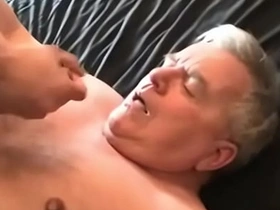 年轻亚裔射精在老爹脸上 foursome chinese gay porn