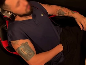 电竞椅上打飞机射超猛 - 偷拍俯视角 gay porn handsome chinese