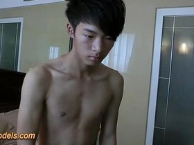 可爱亚洲嫩男淋浴后打手枪 china hot gay porn