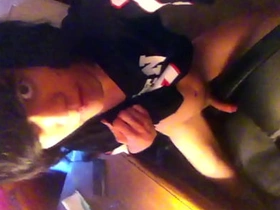 嫩0用光滑鸡巴磨椅子 隔着涤纶T恤手淫 asian careless sex pirn fuck xxx videos