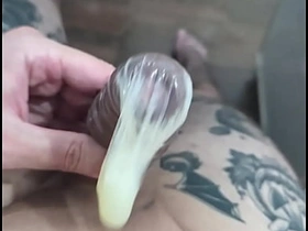 装满精液的安全套 - 想喝这杯奶吗？ chinese hairy gay porn