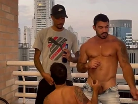 和朋友无套干这小骚货 asian gay porn hd