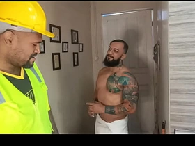 我把工具借给邻居结果被他猛操！ gay porn hot kiss