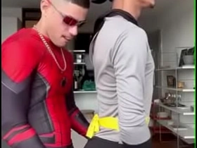 蝙蝠女骑在蜘蛛侠的鸡巴上 chinese military gay porn