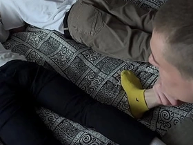 瘦仔带朋友来家玩——趁他们打游戏时，他和继父把他们全干了 cheerful sex videos asian hot