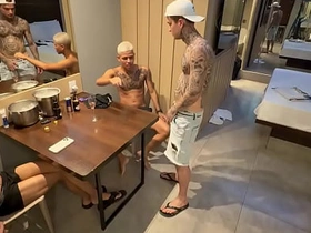 我和我哥们儿还有他朋友3P爽翻天 empty chinese gay porn